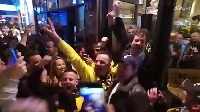 Mick Molloy mobbed by Tiger fans in Swan St