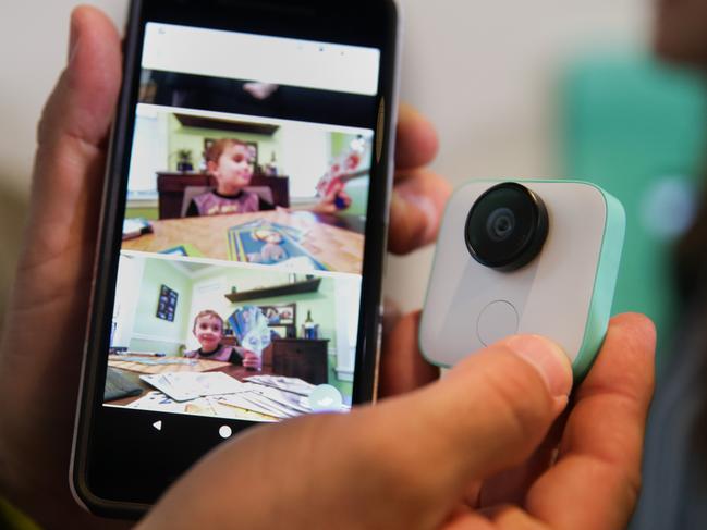 A Google employee holds up the new Pixel 2 smartphone and Google Clips wireless camera at a product launch event on October 4, 2017 at the SFJAZZ Center in San Francisco, California. Google unveiled newly designed versions of its Pixel smartphone, the highlight of a refreshed line of devices which are part of the tech giant's efforts to boost its presence against hardware rivals. / AFP PHOTO / Elijah Nouvelage