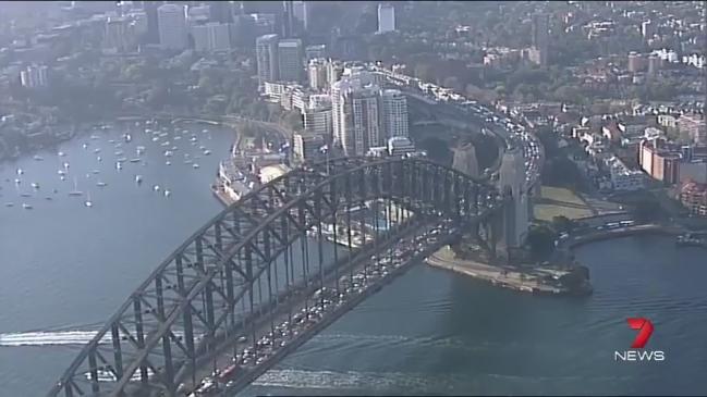 6km traffic jam approaching the Sydney Harbour Bridge after 3-vehicle accident