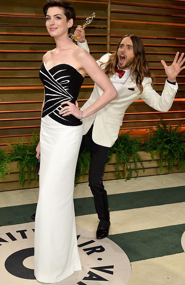 Leto photobombs Anne Hathaway at the Oscars.