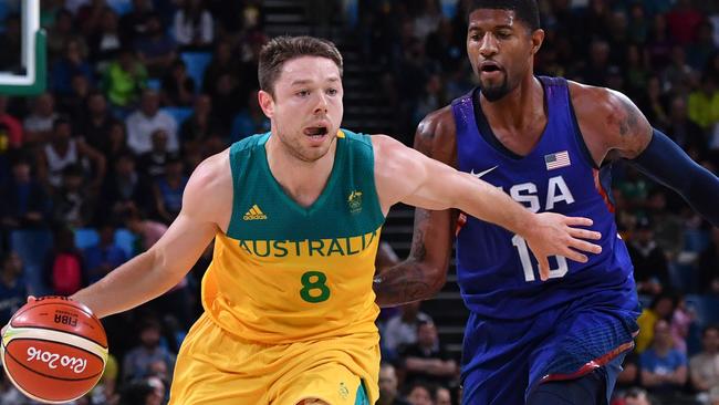 Australia's guard Matthew Dellavedova (L) holds off USA's guard Paul George during a Men's round Group A basketball match between Australia and USA at the Carioca Arena 1 in Rio de Janeiro on August 10, 2016 during the Rio 2016 Olympic Games. / AFP PHOTO / Andrej ISAKOVIC