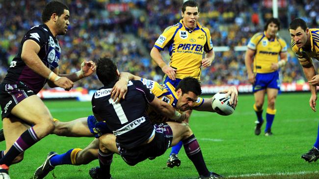 Melbourne and Parramatta clash in the 2009 NRL grand final.