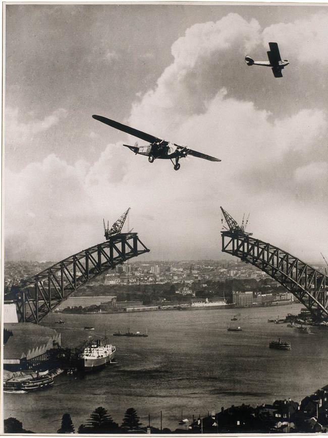 Planes flying over the Sydney Harbour Bridge.