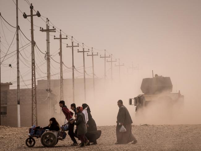 General News - Second Prize, Stories © Sergey Ponomarev, for The New York Times Title: Iraq’s Battle To Reclaim Its Cities Residents of Mosul flee the city amid fighting between Iraqi forces and the Islamic State in Mosul, Iraq. Story: More than two years after the Islamic State first blitzed across Iraq in 2014, Iraqi security forces are scrambling to evict the militant group from Mosul, its last major stronghold in the country. The campaign has displaced nearly 70,000 Iraqis, and may uproot hundreds of thousands more. With an escalating number of civilians caught up in the battle, some military officials are second-guessing their initial strategy