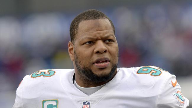 Ndamukong Suh joins the Los Angeles Rams.