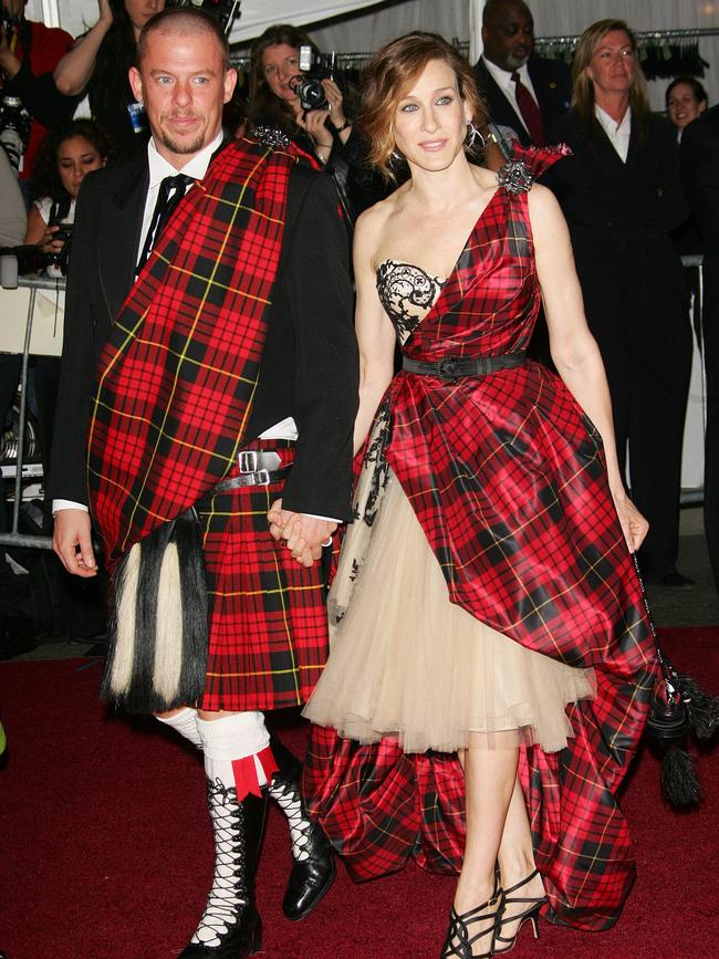 McQueen and actress Sarah Jessica Parker attend a gala at the Metropolitan Museum of Artin 2006. Picture: Getty Images