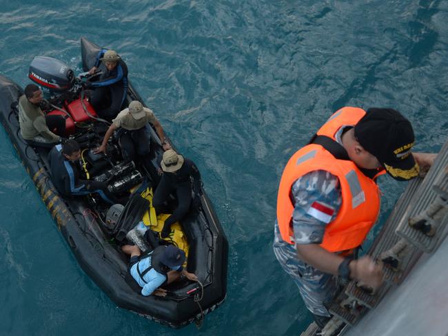 AirAsia Plane Crash: Divers Fight Whirlpool To Get Bodies, Fuselage ...