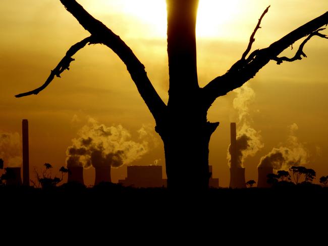 Loy Yang Power Station at the Latrobe Valley in Victoria, 05/11/2006. Coal-fired/carbon emitting power stations exacerbates global warming (greenhouse effect). Pic Mike Keating.