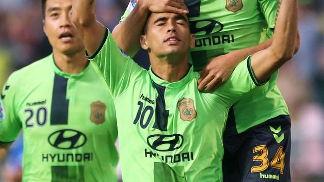 South Korea's Jeonbuk Hyundai Motors midfielder Leonardo Rodrigues Pereira (C) celebrates his goal with teammates against China's Jiangsu FC during their AFC Champions League group E football match in Jeonju on May 4, 2016. REPUBLIC OF KOREA OUT NO ARCHIVES RESTRICTED TO SUBSCRIPTION USE / AFP PHOTO / YONHAP / YONHAP / REPUBLIC OF KOREA OUT NO ARCHIVES RESTRICTED TO SUBSCRIPTION USE