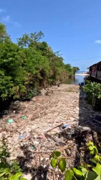 Volunteers work hard to clean up Bali river swamped in plastic rubbish