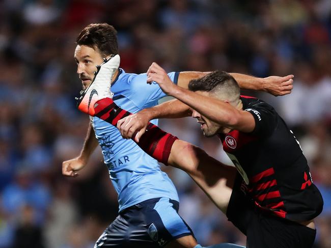 Milos Ninkovic (L) avoids a raised boot from Matthew Jurman. Picture: Matt King/Getty