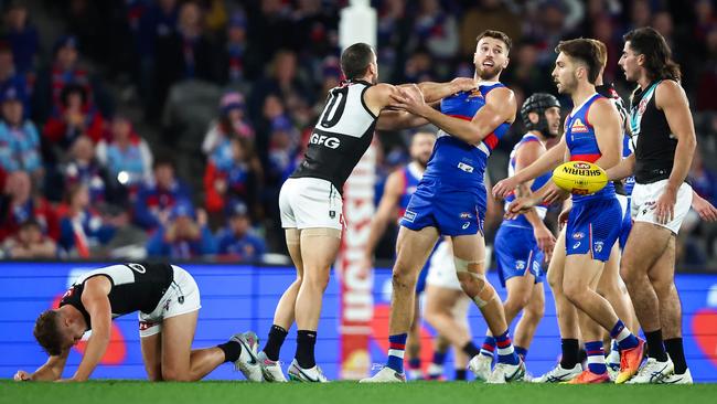 Bontempelli had immediate consequences for the hit, with Houston’s Power teammates coming over to show their displeasure. (Photo by Dylan Burns/AFL Photos via Getty Images)