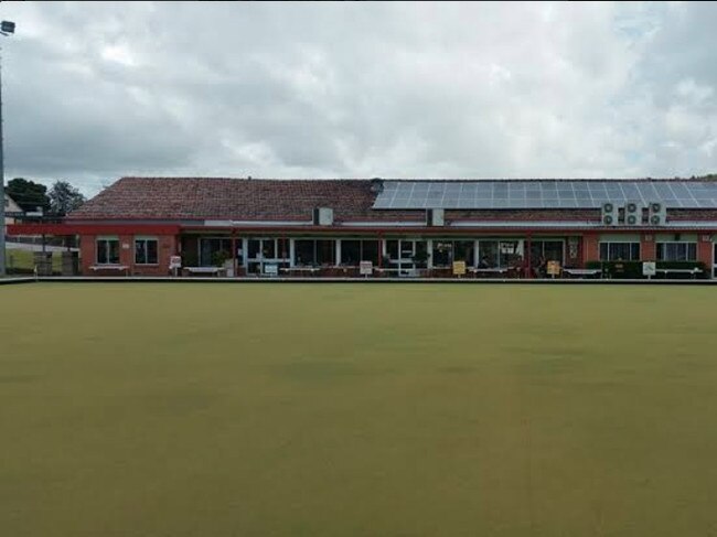 Men use knives, samurai sword in bowling club holdup