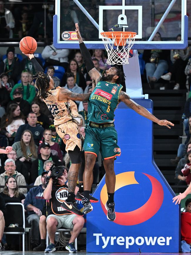 Rashard Kelly of the Jackjumpers blocks the shot of Tahjere McCall (Photo by Steve Bell/Getty Images)