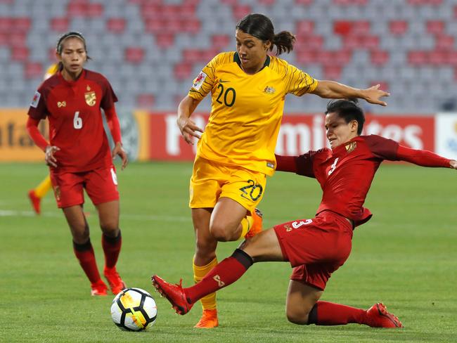 Sam Kerr beats a defender.