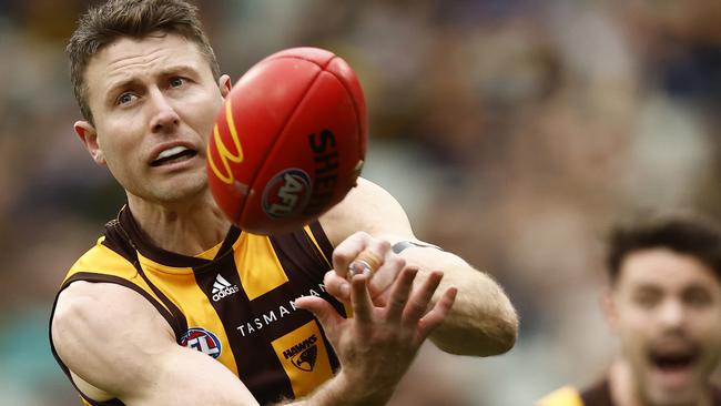 MELBOURNE, AUSTRALIA - AUGUST 14: Liam Shiels of the Hawks handballs during the round 22 AFL match between the Richmond Tigers and the Hawthorn Hawks at Melbourne Cricket Ground on August 14, 2022 in Melbourne, Australia. (Photo by Darrian Traynor/Getty Images)