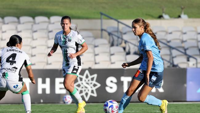 Teenager Indiana Dos Santos makes her A League Women's debut for Sydney FC