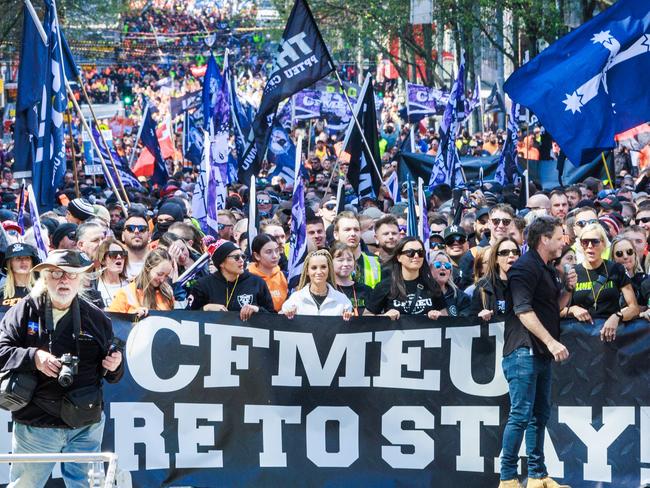 MELBOURNE, AUSTRALIA - Newswire Photos September 18, 2024: Thousands of construction workers strike in Melbourne CBD during a CFMEU rally. Picture: NewsWire / Aaron Francis