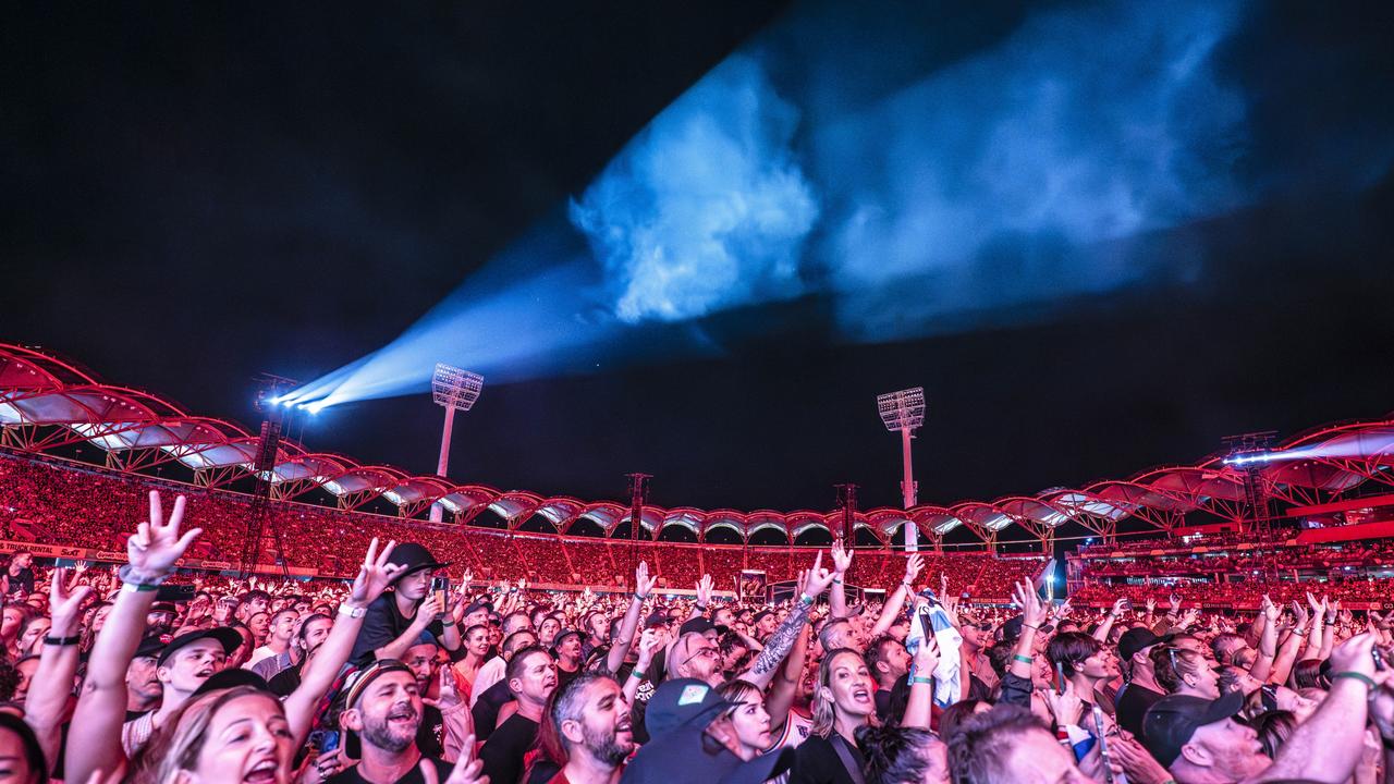 Fans of Pearl Jam, Pink and Paul McCartney slam access and exit at Carrara's stadium