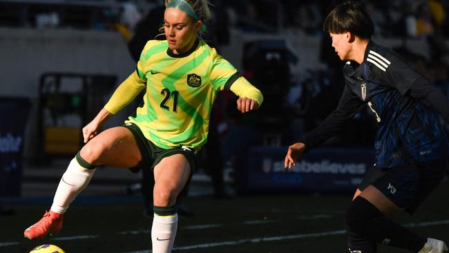 Australiaâs Ellie Carpenter (L) dribbles the ball during the SheBelieves Cup football match between Japan and Australia at Shell Energy Stadium in Houston, Texas, on February 20, 2025. (Photo by Mark Felix / AFP)