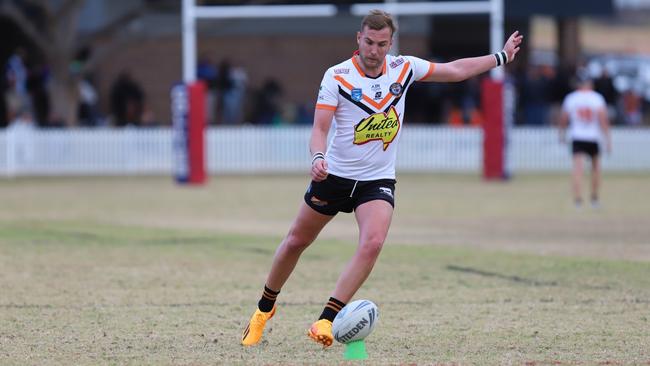 The Oaks Tigers captain Mitchell Brasington kicks for goal. Picture: Steve Montgomery