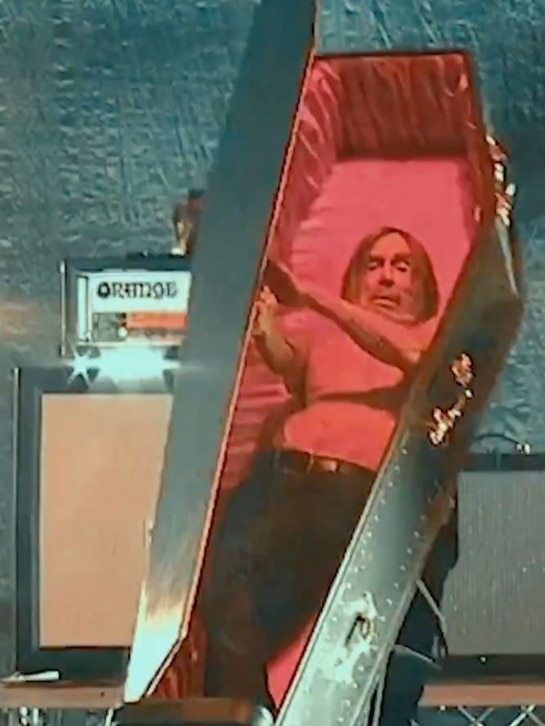 The American, aged 78, was seen in a huge black coffin.Picture: x.com/IggyPop