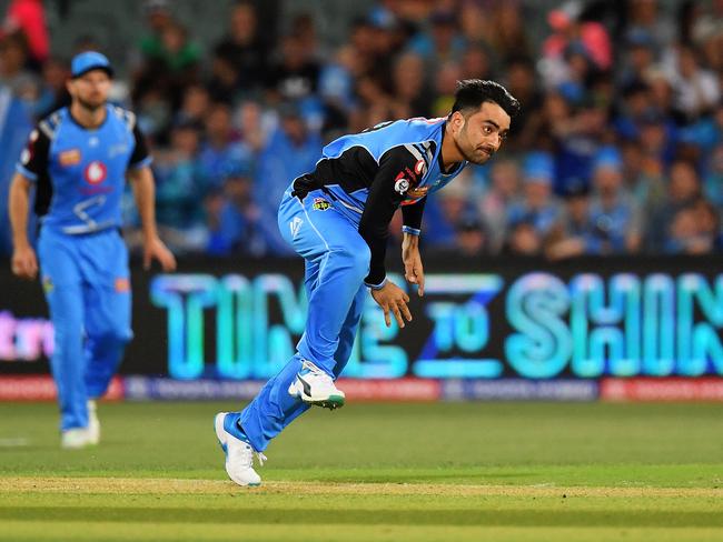 ADELAIDE, AUSTRALIA - JANUARY 06:  Rashid Khan of the Strikers bowls during the Big Bash League match between the Adelaide Strikers and the Sydney Sixers at Adelaide Oval on January 6, 2019 in Adelaide, Australia.  (Photo by Daniel Kalisz/Getty Images)