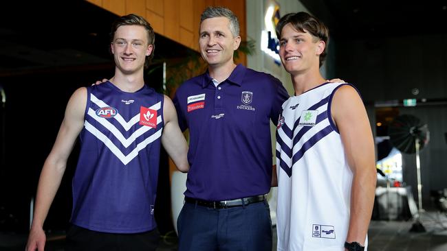 Jye Amiss (L) and Neil Erasmus (R) pose with Fremantle coach Justin Longmuir. (Photo by Will Russell/AFL Photos via Getty Images)