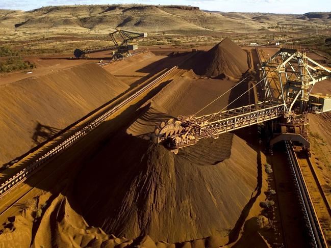 04/05/2007 WIRE: HANDOUT RESTRICTED TO EDITORIAL USE AND EDITORIAL SALES - MANDATORY CREDIT 'AFP PHOTO / CHRISTIAN SPROGOE / RIO TINTO' (FILES) This undated handout photo released on September 4, 2009 by Rio Tinto shows a reclaimer working in the Yandicoogina stockyard and loading a conveyor with high grade iron ore in Western Australia's Pilbara region. Rio Tinto announced a 3.1 billion US dollar expansion of its Western Australia iron ore operations on October 20, 2010 two days after the demise of an ambitious merger with fellow mining giant BHP Billiton. AFP PHOTO / CHRISTIAN SPROGOE / RIO TINTO