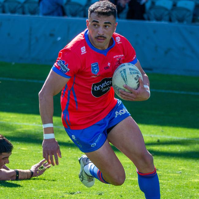 Charlie Jeffries steps the defence. Picture: Thomas Lisson