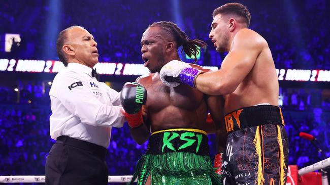 The referee breaks up KSI and Tommy Fury again. Photo by Matt McNulty/Getty Images.