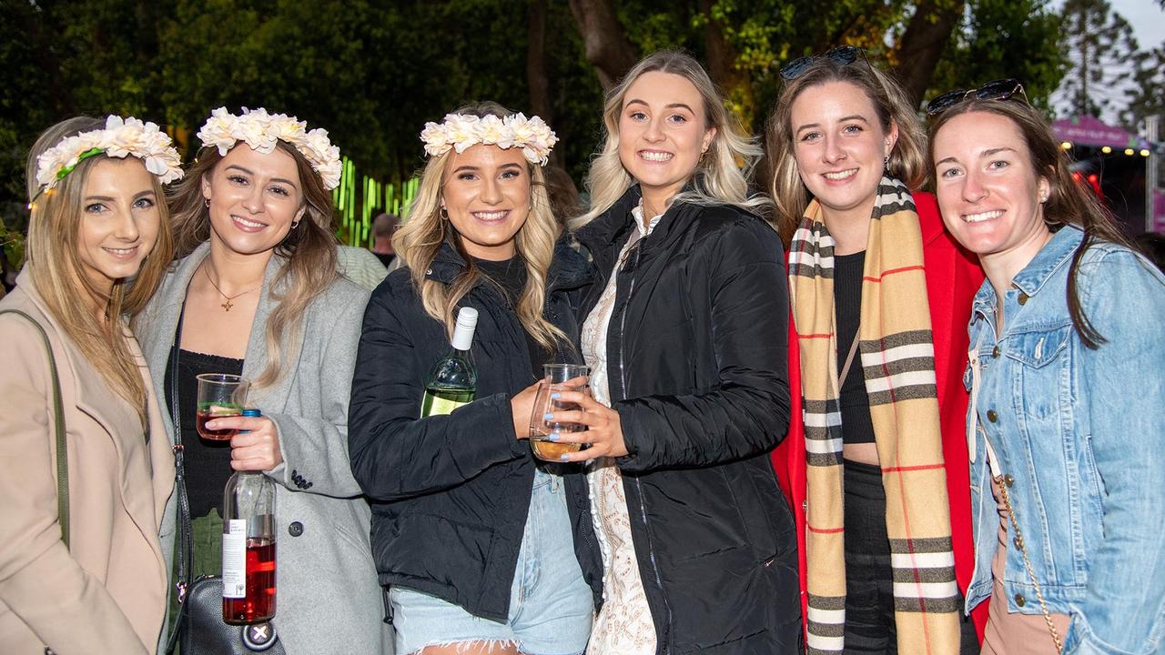 Holly McDonald, Romany Boland, Lucy Chant, Bridget Chant, Alison Chant, Molly Ferguson. Festival of Food and Wine, Queens Park, Toowoomba Carnival of Flowers. Saturday September 10, 2022 Picture: Bev Lacey