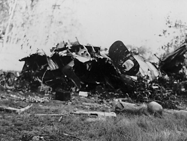 Crash site of US Flying Fortress dated 1943 supplied pix ex MacKay via sproule bne 13-06-2003