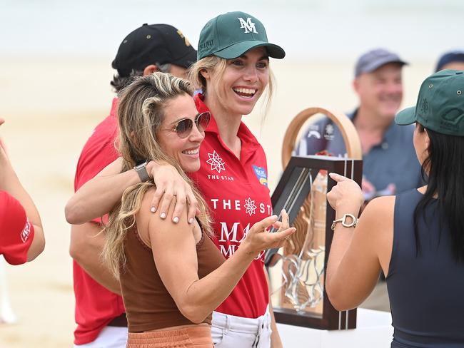 GOLD COAST, AUSTRALIA - NewsWIRE Photos JANUARY 9, 2024:  Elsa Pataky (sunglasses) pictured at The Star Gold Coast Magic Millions Barrier Draw on the Gold Coast beach.Picture: NCA NewsWIRE / John Gass