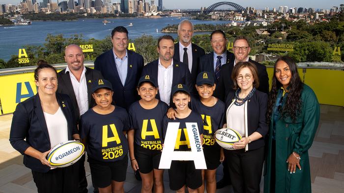 SYDNEY, AUSTRALIA - APRIL 04: (L to R) Shannon Parry of the Wallaroos, Wallaroos head coach Jay Tregonning, Rugby Australia Chair Hamish McLennan, Rugby Australia CEO Andy Marinos, RA President David Codey, Phil Kearns of the Bid team, World Rugby CEO Alan Gilpin, Josephine Sukkar and Mahalia Murphy of the Wallaroos pose with junior rugby players during an Australian Rugby World Cup Bid Media Opportunity at Taronga Zoo on April 04, 2022 in Sydney, Australia. (Photo by Mark Kolbe/Getty Images for Rugby Australia)
