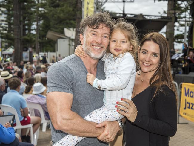 Scott and Sarah de Lancelle with daughter Chiara, 4, at the 2019 Manly Jazz festival. (AAP IMAGE / Troy Snook)