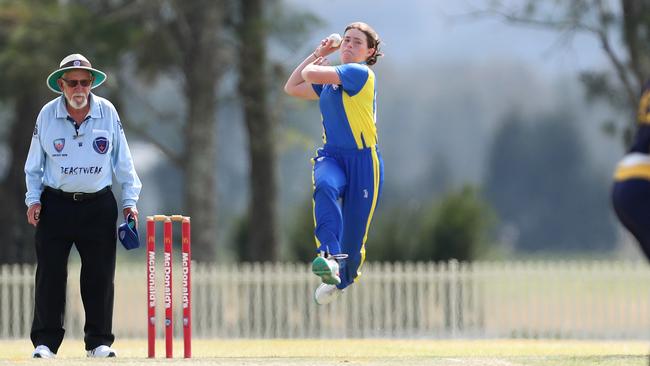 Southern Districts’ Keira Hol bowling. Picture: Sue Graham