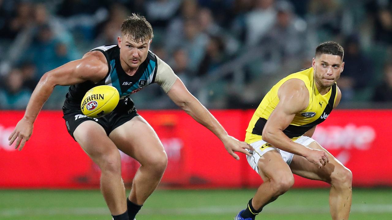 Ollie Wines has his eyes on the ball in last year’s preliminary final. Picture: Michael Willson/AFL Photos via Getty Images