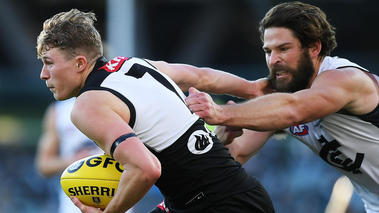 Xavier Duursma competes with Carlton big man Levi Casboult. Picture: Getty Images