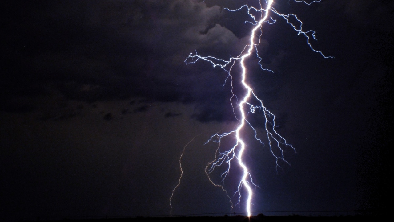 Massive lightning strike shakes Queensland residents | Sky News Australia