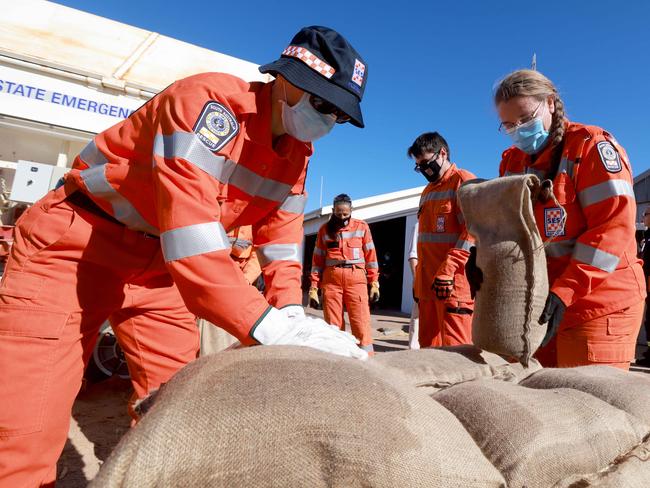 ADELAIDE, AUSTRALIA - NewsWire Photos February 2 2022: Premier Steven Marshall meets with SES members in Port Augusta, as the Premier tours some of South Australia's flood affected communities to thank locals, volunteers and our emergency services on the ground. Picture: NCA NewsWire / Kelly Barnes Pool via NCA NewsWire