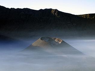  Gunung (Mountain) Rinjani on island of Lombok, Indonesia. /Indonesia 