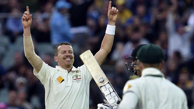 Australia's paceman Peter Siddle (L) celebrates his 200th wicket after getting New Zealand's Doug Bracewell out during the first day-night cricket Test match at the Adelaide Oval on November 27, 2015. AFP PHOTO / SAEED KHAN IMAGE RESTRICTED TO EDITORIAL USE - NO COMMERCIAL USE
