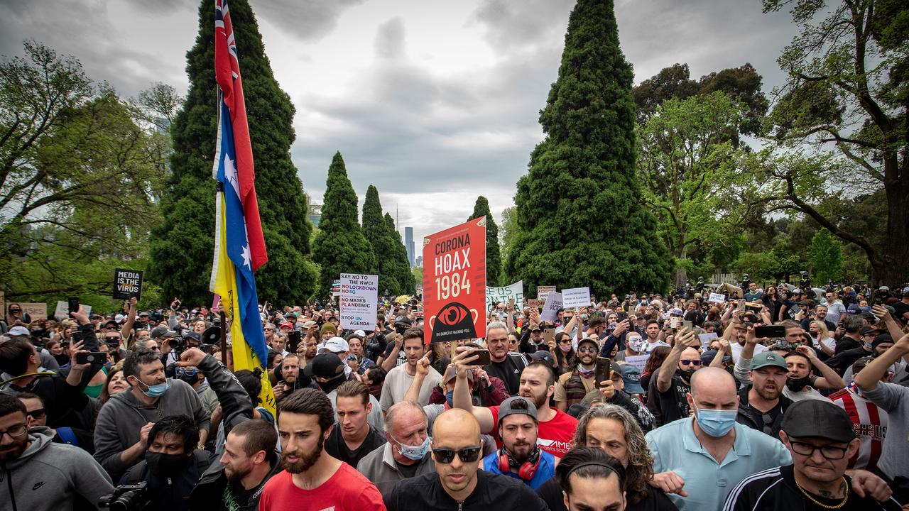 A large crowd gathers to protest at the Shrine of Remembrance on October 23, 2020 in Melbourne Photo: by Darrian Traynor/Getty Images