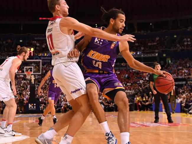 Daniel Grida of the Hawks challenges the Kings’ Xavier Cooks. Picture: AAP