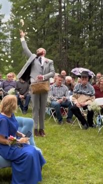 Man steals the show at his sister's wedding