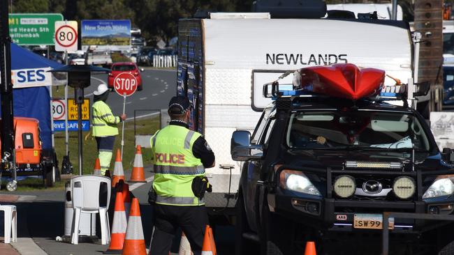 Police check cars at the Queensland/NSW border in Coolangatta. Picture: NCA NewsWire / Steve Holland