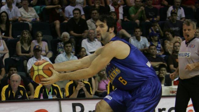 Sam McKinnon takes possession during his NBL career.