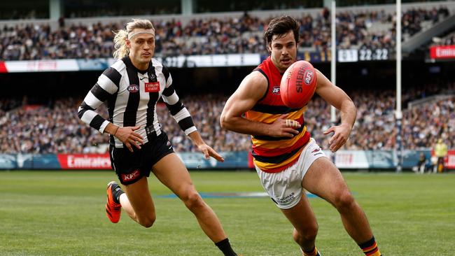 Darcy Fogarty of the Crows and Darcy Moore of the Magpies compete for the ball.