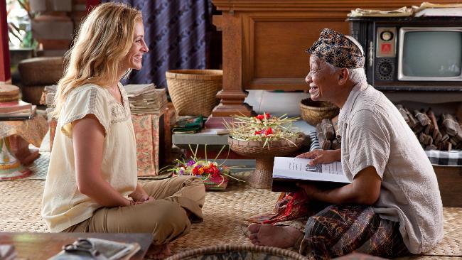 Julia Roberts and and Hadi Subiyanto in <em>Eat Pray Love</em>